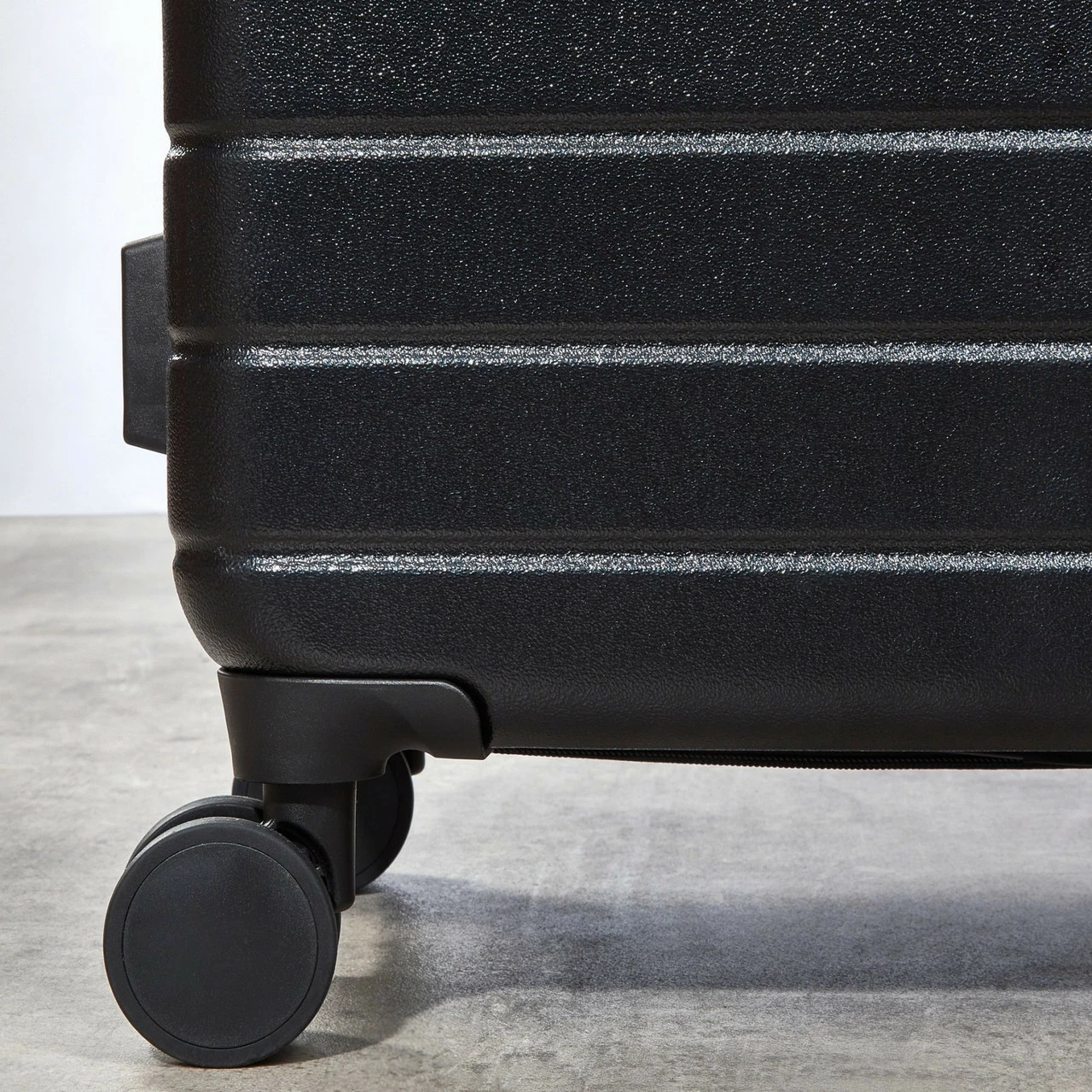 Rock Novo 4 Wheel Exp Large Suitcase - 79cm 8 Rock Novo 4 Wheel Exp Large Suitcase - 79cm - Image 8