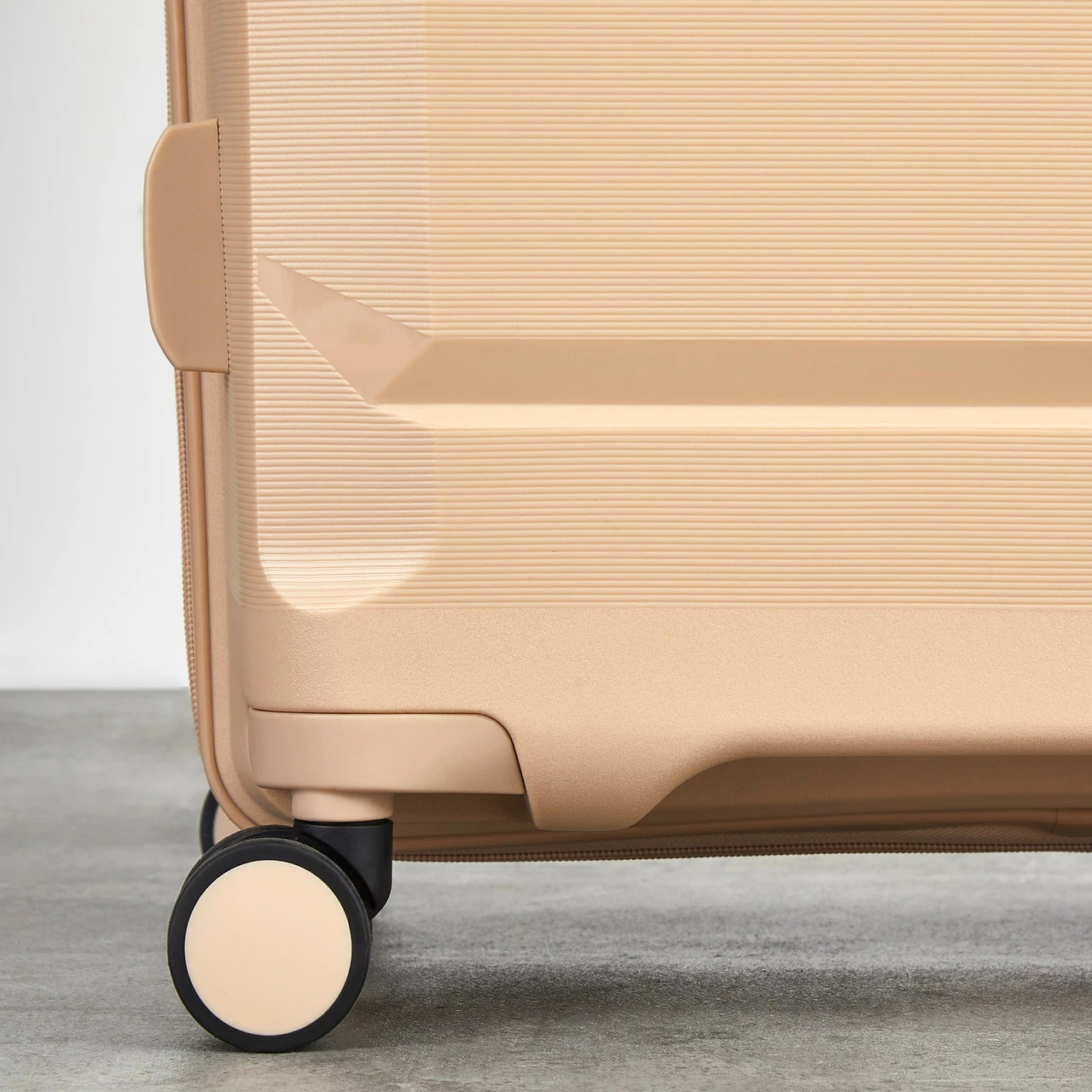 Rock Tulum 4 Wheel Exp Medium Suitcase - 66cm 5 Rock Tulum 4 Wheel Exp Medium Suitcase - 66cm - Image 5